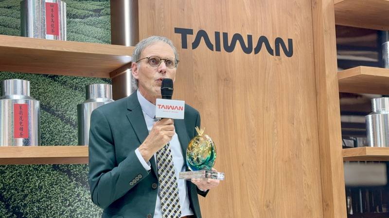 綠色目的地基金會創辦人、荷蘭學者沙爾曼獲觀光署特別貢獻獎，授獎儀式5日在全球最大旅展柏林國際旅展台灣館舉行。沙爾曼致詞表示，永續旅遊必須建立在自由民主與人權基礎上。中央社記者林尚縈柏林攝