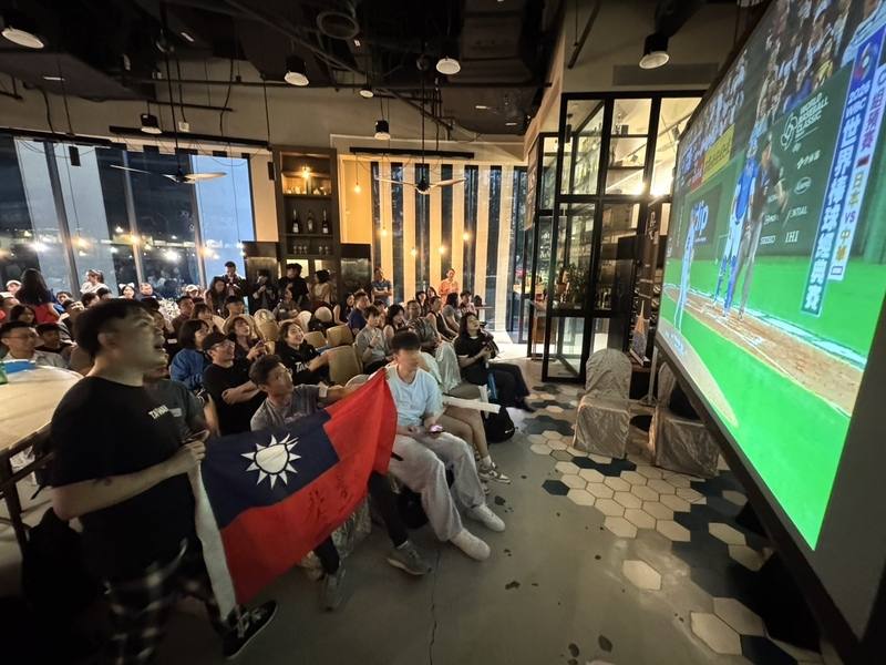 世界棒球經典賽（WBC）台灣隊6日迎戰地主日本隊。在新加坡，有台僑包下大型餐酒館，邀集上百名海外台僑齊聚一堂，跨海為台灣隊打氣。