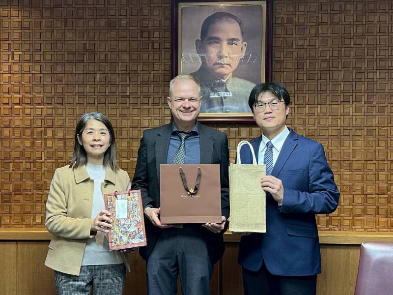 教育部常務次長、國教署副署長與加拿大高貴林學區副局長Stephen Whiffin合影