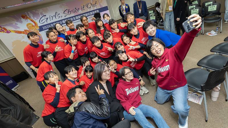 蕭美琴副總統今（7）日上午前往台灣國家婦女館出席「Girls, Strike it out! 2026女性兒少運動員安全運動與運動防護保護營」開幕式