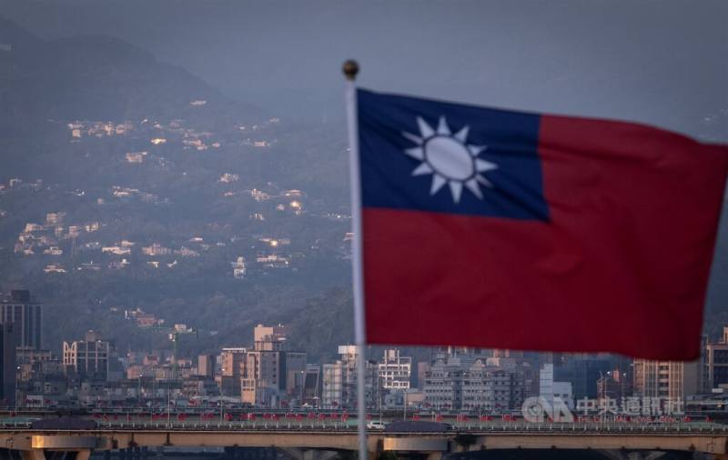 圖為連接雙北市的華江橋插著中華民國國旗。（中央社檔案照片）