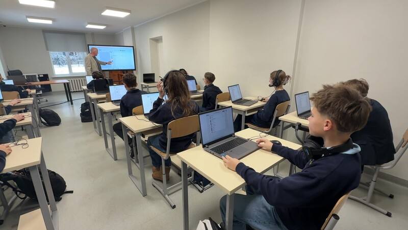 立陶宛格迪米納斯中學使用的英文學習AI工具就像是為每位學生配置一名「教學助理」，每個學生在課堂上都有開口練習說英文的機會，老師授課變得比較輕鬆，學生也因為有趣而更喜歡學習。