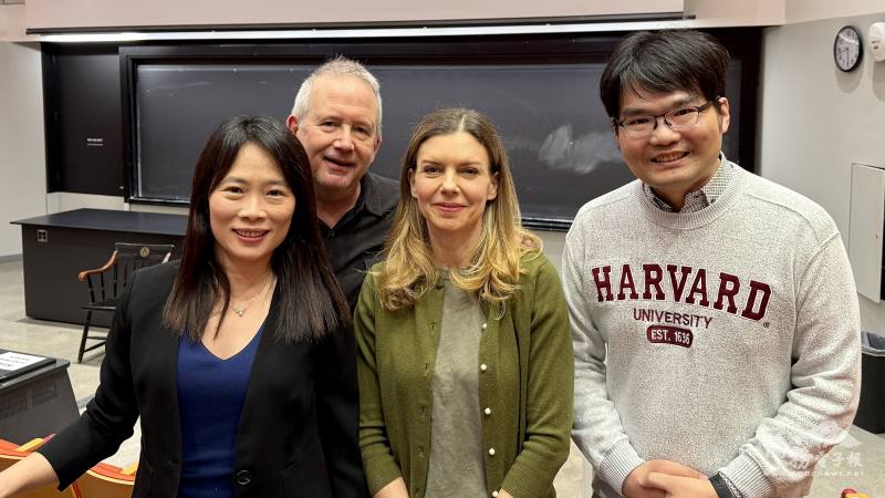 新英格蘭台學聯會長李典璋(右起)和「看不見的國家」導演Vanessa Hope、製片Ted Hope、哈佛教授雷雅雯。（台學聯提供，蔡景全攝）