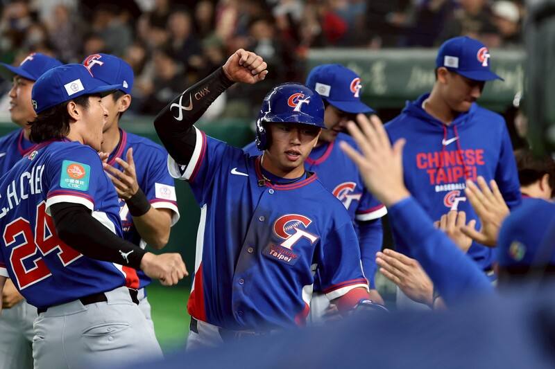 台灣隊鄭宗哲（中）1局上盜壘成功，跑回第1分，領先捷克。