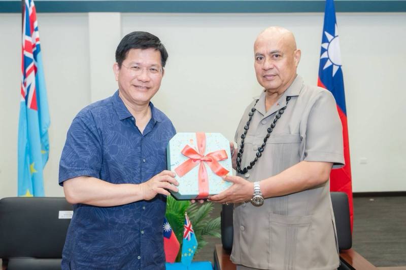 我國總統特使外交部長林佳龍（左一）會晤吐瓦魯國總理戴斐立（Feleti Teo，右一）及內閣部長。
