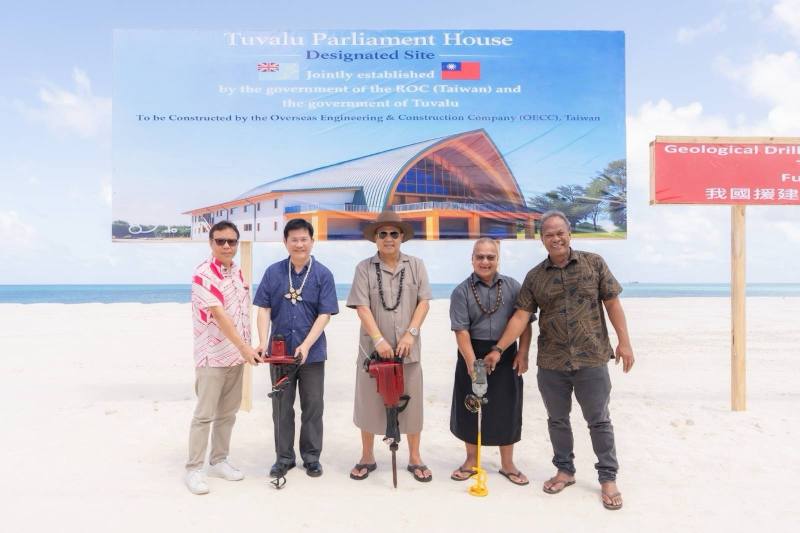 我國總統特使外交部長林佳龍（左二）出席我援建吐國國會大樓新址地質鑽探儀式。