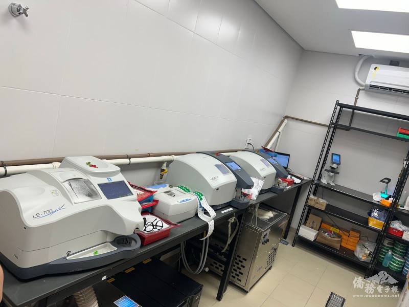 來自澎湖的兄妹陳彥光、陳彥竹開立「JIUNS」眼鏡店，店內放置專業保養器材