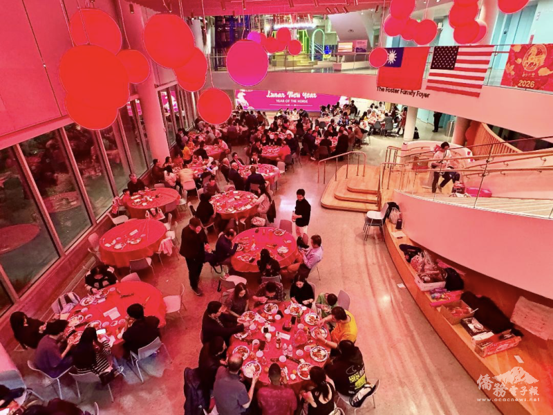 新德墨台灣商會新春晚會現場紅燈高掛、賓朋滿座，匯聚在美臺商高階主管與產官學代表，展現德州臺商社群整合實力與供應鏈戰略地位