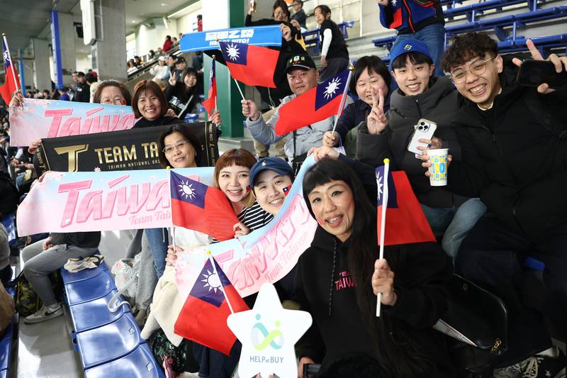 世界棒球經典賽（WBC）C組預賽台灣隊首戰5日在日本東京巨蛋與澳洲隊交手，熱情的台灣球迷拿著中華民國國旗進場為Team Taiwan加油。