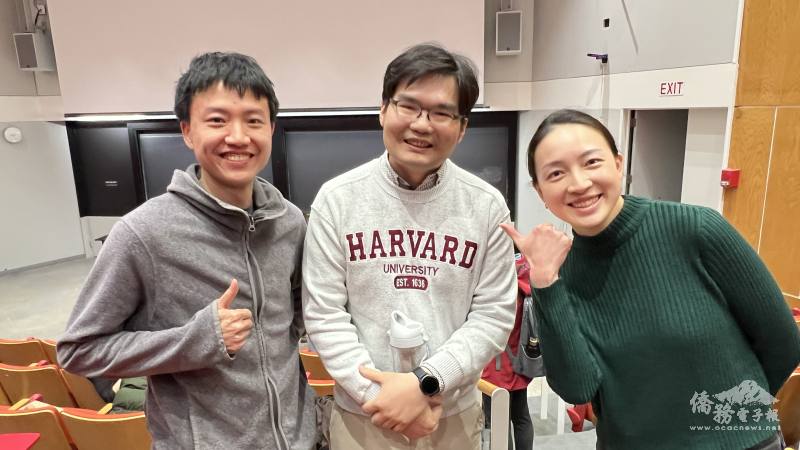 李典璋（中）、哈佛台灣學生會會長林語萱（右）和麻省理工學院台灣同學會會長張浩揚（左）等超過12個學校的臺灣學生會一起合作舉辦「看不見的國家」放映會