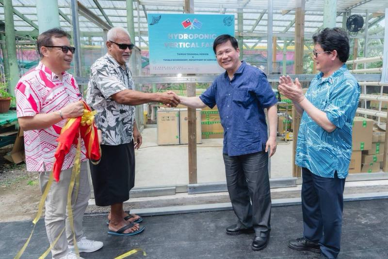 我國總統特使外交部長林佳龍（右二）訪視台吐智慧農業合作成果。