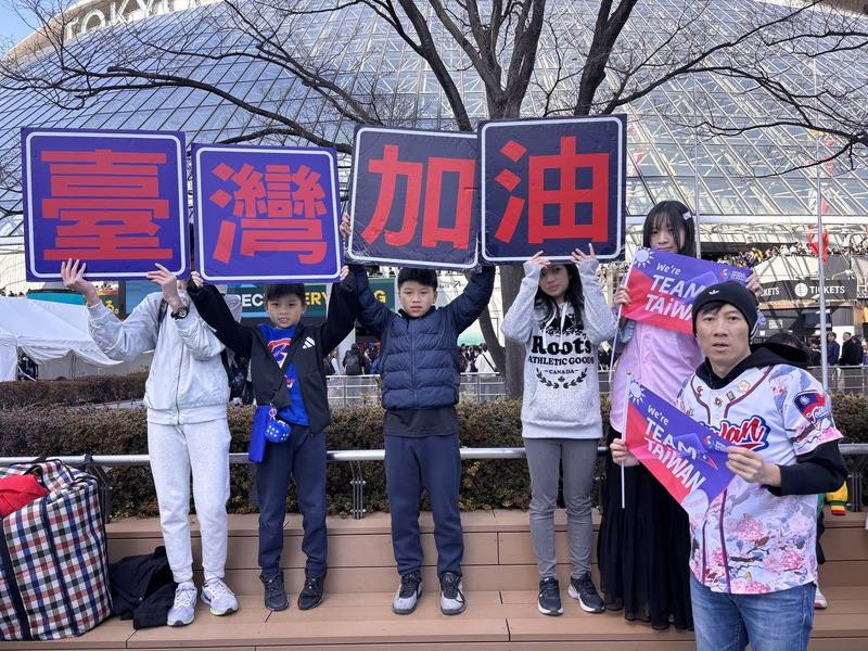 東京巨蛋5日周邊一大早就擠滿台灣人，各處都可看到拿著應援物品前往球場的球迷。