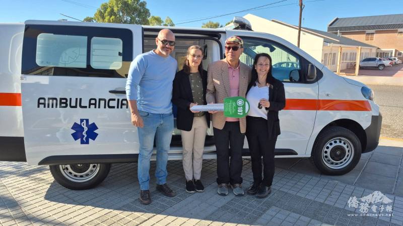 醫師徐文銘(右二)，與 CHUBUT省衛生局局長 Denise Acosta (左二)  及  Isola 醫院 院長Mariana Suarez Lloyd (右一) 於捐贈儀式合影