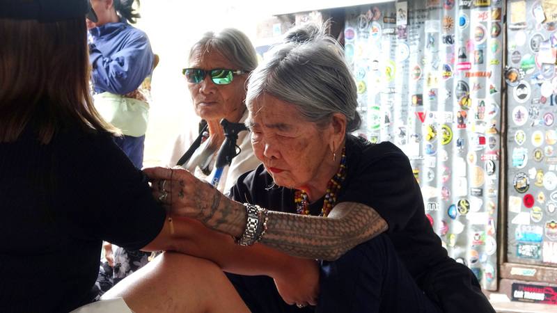 菲律賓國寶級原住民紋身藝術家舫歐（Apo Whang-Od），據信已高齡109歲。圖為舫歐4日在部落為訪客紋身。