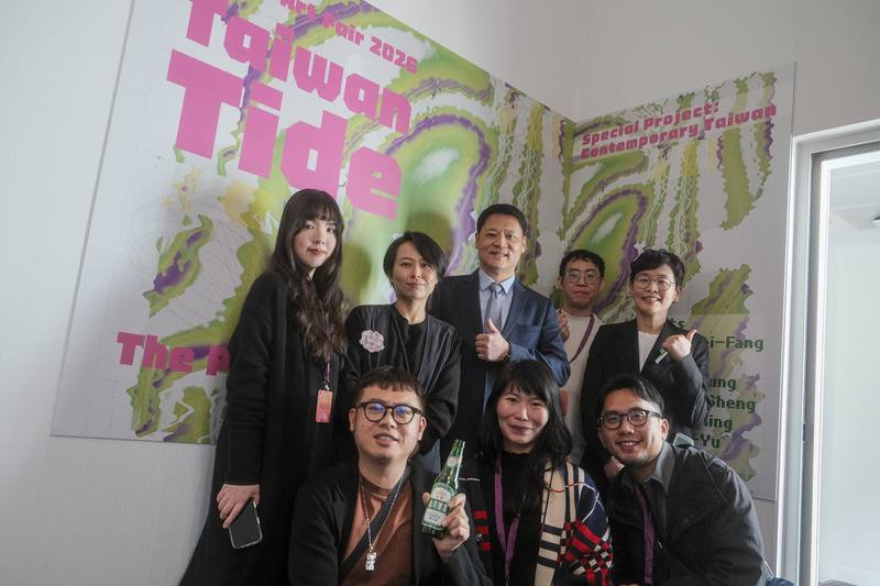 首頁 / 文化
馬德里Hybrid藝博會10週年 「台灣潮」登首任主題國
2026/3/6 18:55（3/6 19:01 更新）
馬德里「Hybrid Art Fair當代藝術博覽會」今年盛大慶祝10週年，台灣擔任主題國，推出「台灣潮—間歇之力」專題展。上任不久的駐西班牙代表鄭力城（後排中）與駐西班牙代表處文化組長張祐瑄（後排右1）擔任開幕嘉賓，藝術家劉星佑（前排左1）、陳漢聲（前排右1）、陳昱榮（後排右2）、羅懿君（前排中）、楊寓寧（後排左1）、江枚芳（後排左2）親赴展會交流。