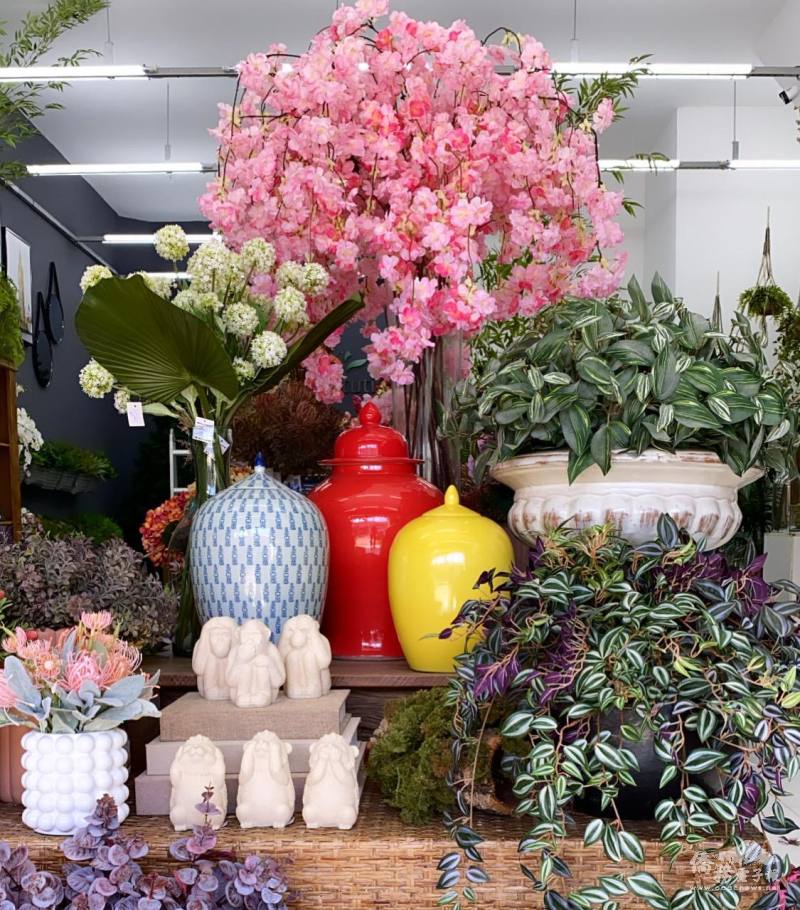 TUTI人造花藝店負責人劉子慧承襲母親的店，販售多樣花器、人造花與鮮花