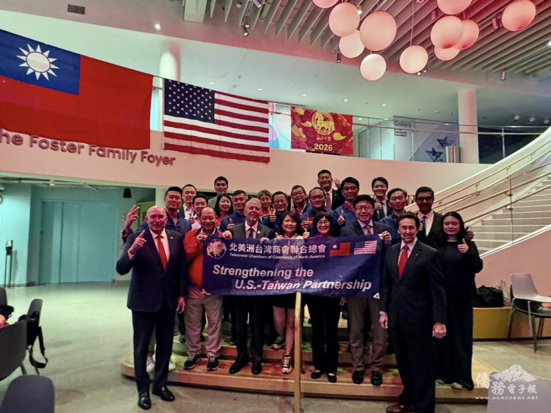 北美洲台灣商會聯合總會總會長白越珠特別準備華府紀念紙鎮及總統府錢母福袋，致贈新德墨台灣商會會長賴育民與理監事團隊