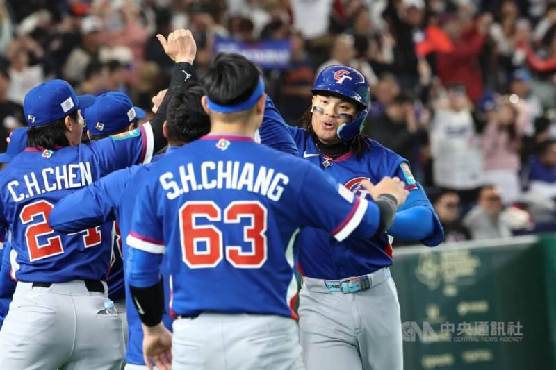 世界棒球經典賽（WBC）台韓大戰，2局台灣隊張育成（右）擊出陽春砲，奔回本壘後和台灣隊友擊掌慶賀。中央社記者王騰毅攝