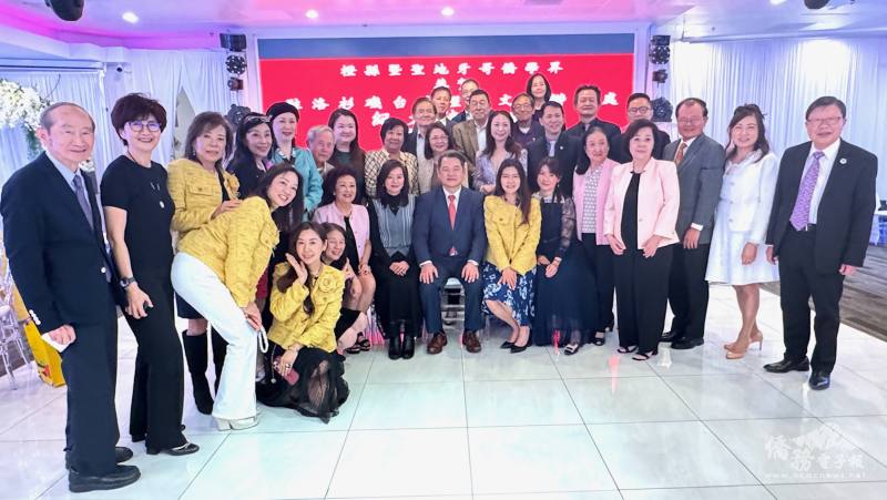來賓紛紛與紀欽耀伉儷合影留念