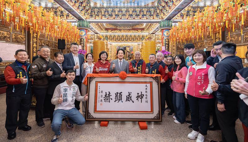 總統「板橋大井頭福德祠」參香並致贈「神威顯赫」匾額