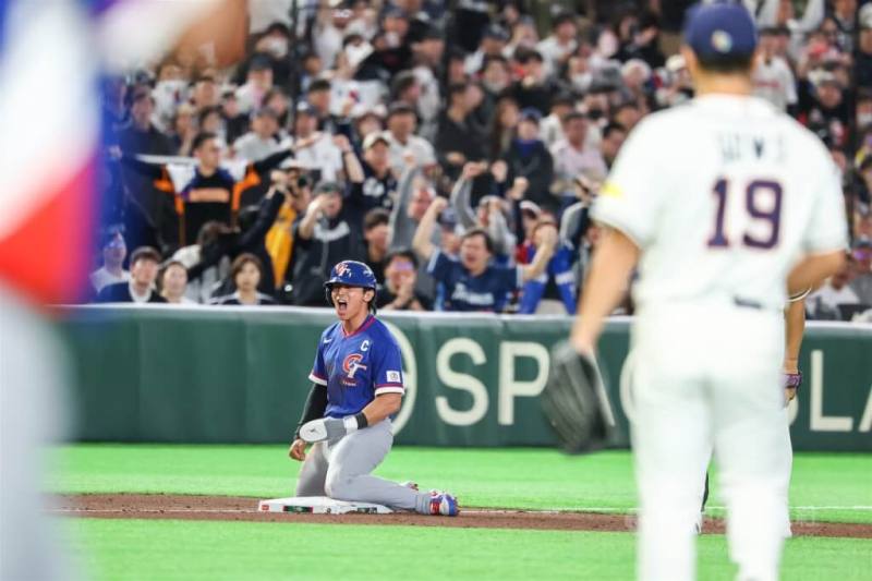 世界棒球經典賽（WBC）8日在東京巨蛋上演台韓大戰，10局上台灣隊長陳傑憲（左）上場代跑，蔣少宏、江坤宇犧牲短打，助陳傑憲跑回超前分，台灣隊5比4領先韓國。中央社記者王騰毅攝