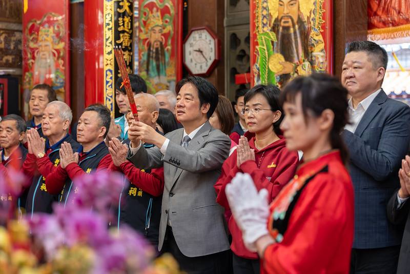 總統「板橋大井頭福德祠」參香祈福