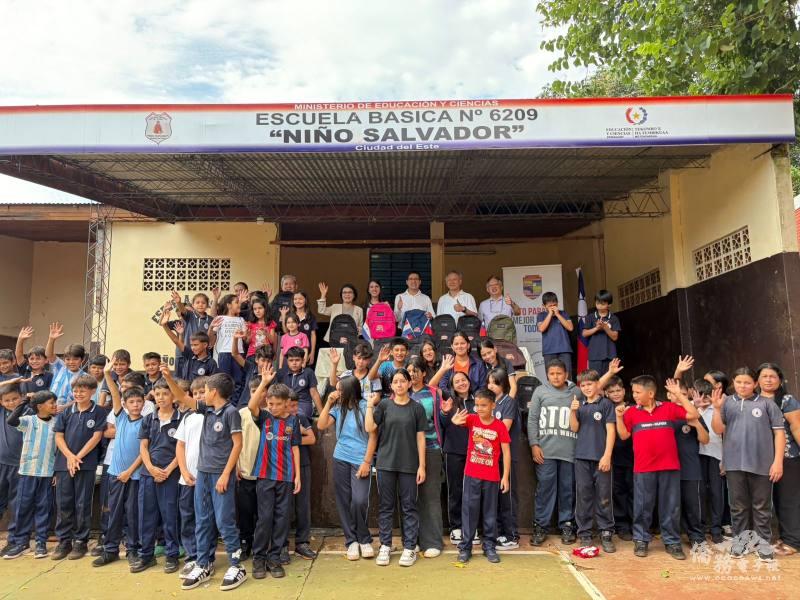 官方及僑界代表與師生合影