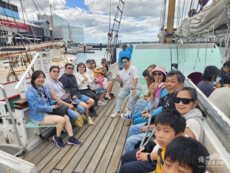 (左四)奧克蘭辦事處陳詠韶處長、(圖中)紐西蘭中華婦女會會長劉千瑋，大家開心搭乘Ted Ashby號帆船出航體驗