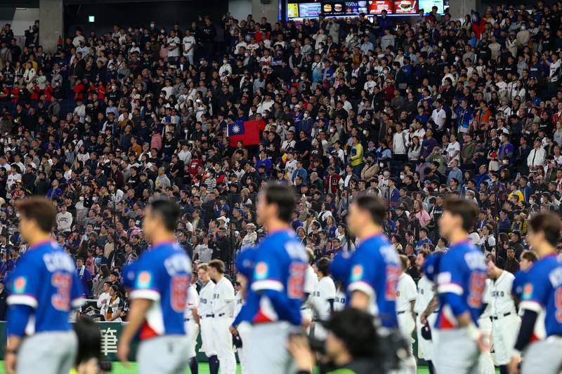 經典賽C組預賽台灣隊第三戰7日在日本東京巨蛋與捷克隊交手，賽前儀式台灣隊球迷展開中華民國國旗，為球員加油。中央社記者王騰毅東京攝