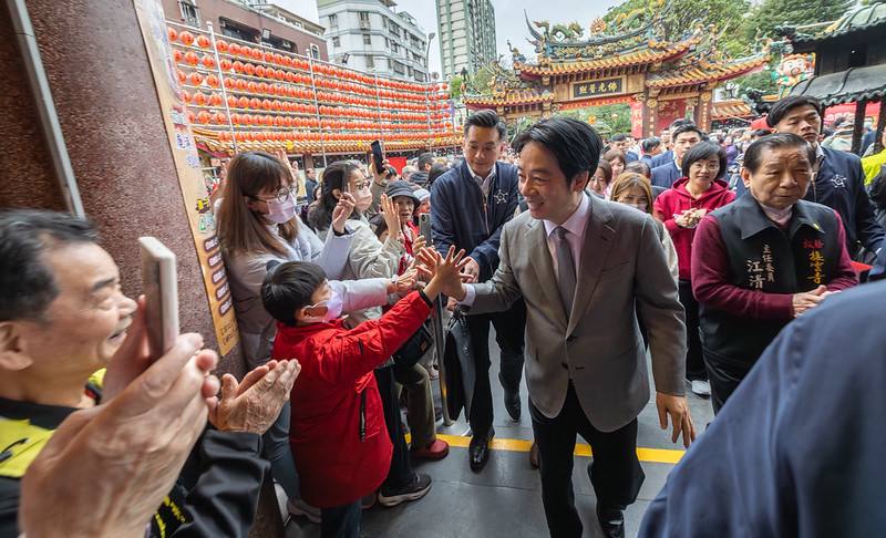 賴清德總統8日上午前往「板橋大井頭福德祠」暨「板橋接雲寺」參香祈福