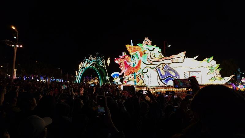 2026台灣燈會7日晚間舉辦「TEAM TAIWAN大遊行」，遊客見到壓軸的「青森睡魔」時驚呼連連，歡呼聲此起彼落。中央社記者蔡智明攝