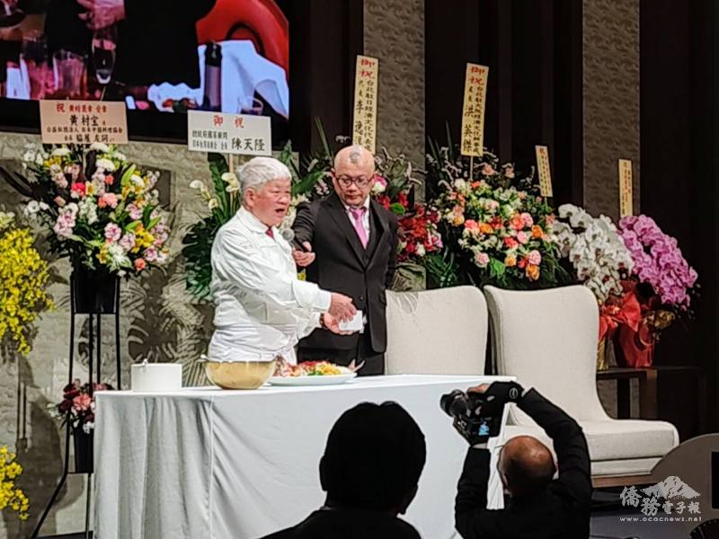 黃村寶(左)現場解說料理烹調技巧