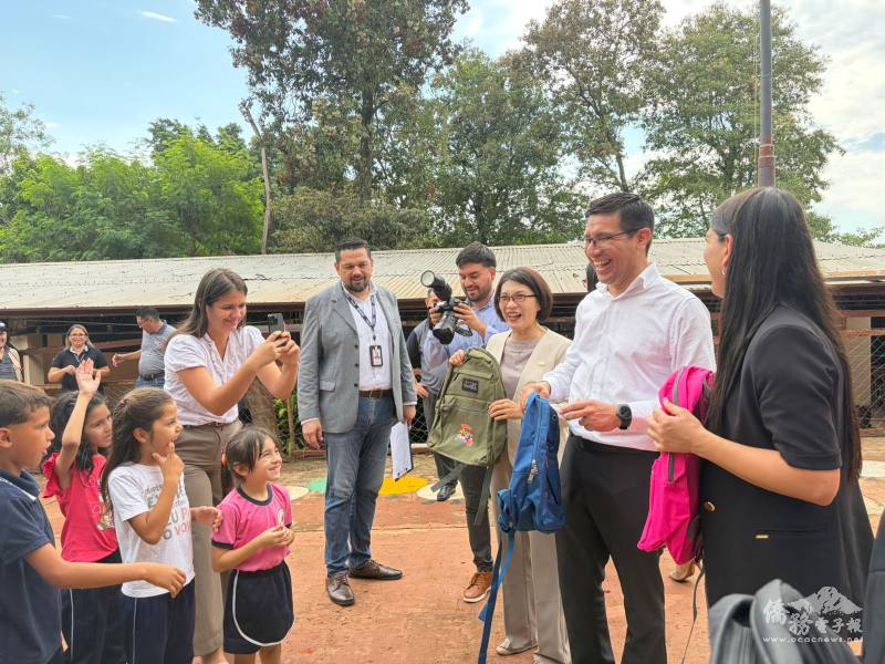 總領事陳慧芬(右三)與省長蘭迪(右二)致贈書包予學童