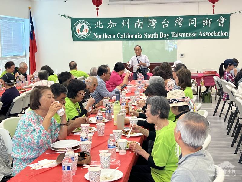 會長鄭肇和致詞(站立者)