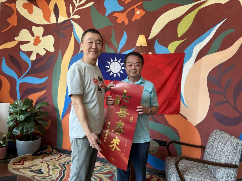 長榮海運印度分公司總經理吳耀煌第一位從處長張均宇手中接下新春賀禮