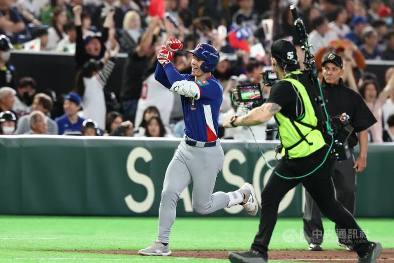 世界棒球經典賽（WBC）8日在東京巨蛋進行台韓大戰，8局上台灣隊費柴德敲出2分砲，高舉勝利手勢繞壘接受歡呼。中央社記者王騰毅攝