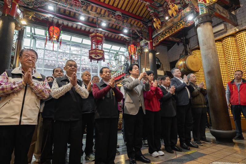 總統「板橋接雲寺」參香祈福