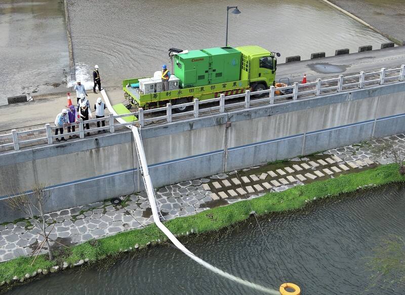 入冬以來，台灣降雨量偏低，農水署2025年打造行動抗旱車，將泵浦、發電機、控制箱及輸水軟管全面整合於車體，為2026年抗旱添助力。（農水署提供）