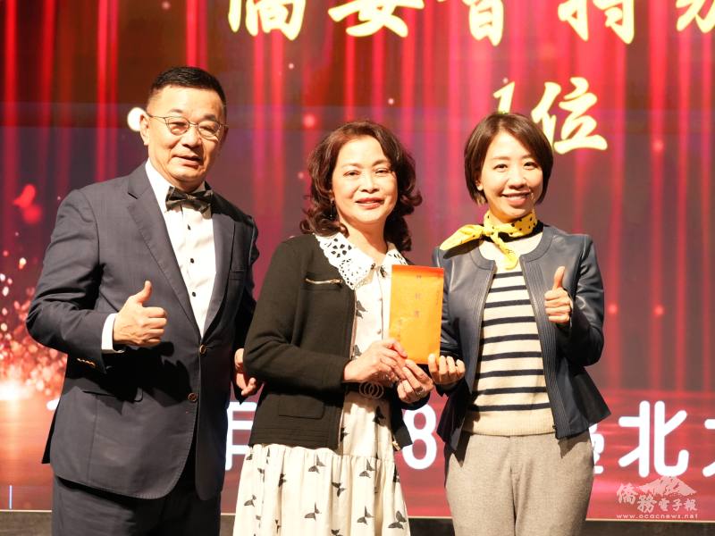 李姸慧（右）抽出摸彩獎品