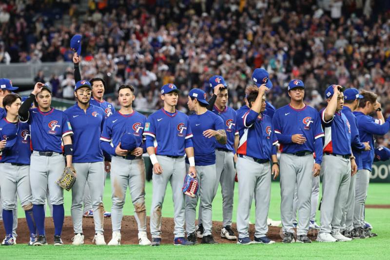 經典賽C組預賽台灣隊第三戰7日在日本東京巨蛋與捷克隊交手，台灣隊投打發揮以14比0扣倒對手，奪下首勝，隊員們在場中向球迷致意。中央社記者王騰毅東京攝