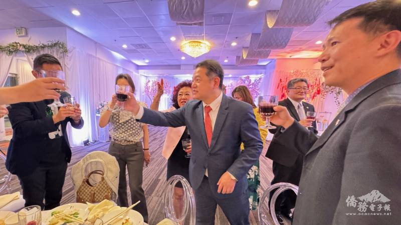 駐洛杉磯辦事處處長紀欽耀（中）向與會來賓敬酒致意