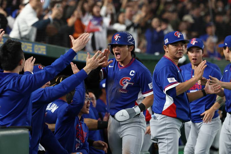 世界棒球經典賽（WBC）8日在東京巨蛋上演台韓大戰，10局上台灣隊長陳傑憲（中）上場代跑，蔣少宏、江坤宇犧牲短打，助陳傑憲跑回超前分，與台灣隊員擊掌歡呼。中央社記者王騰毅攝