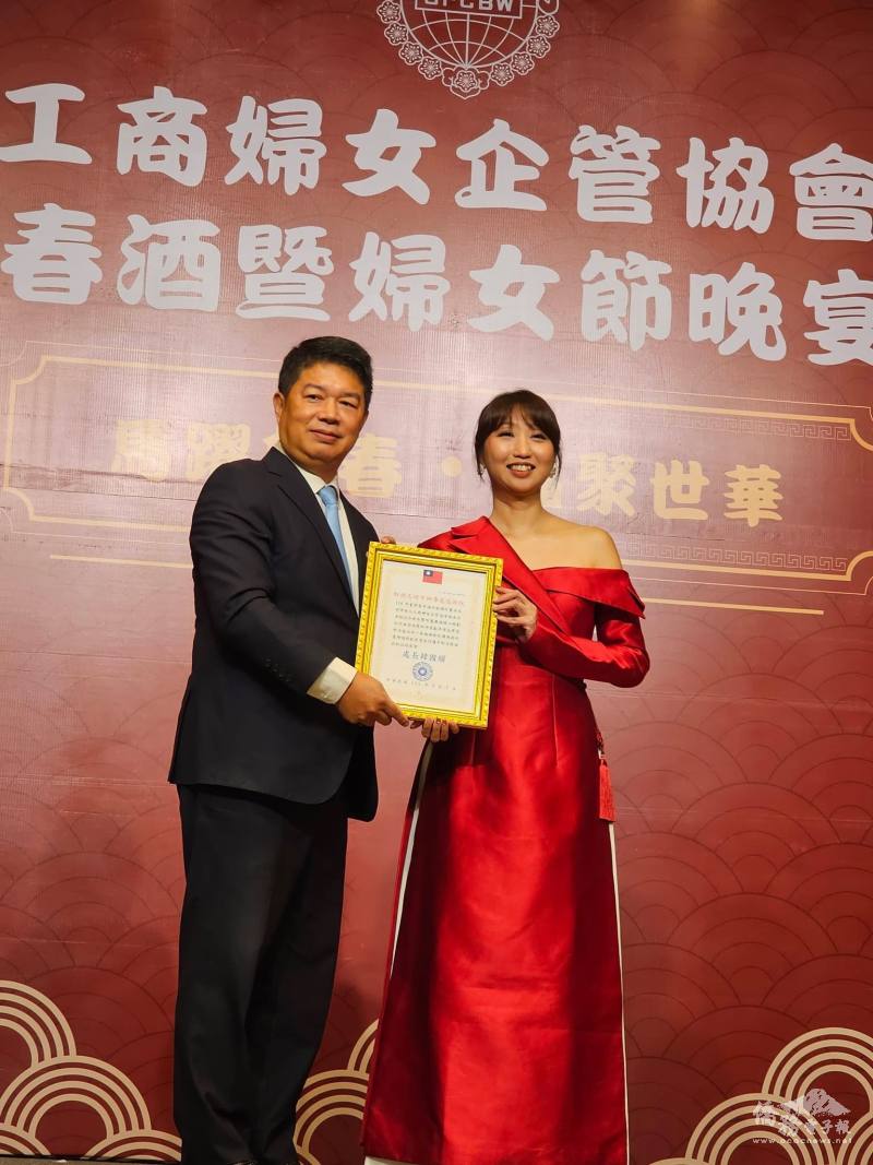 駐胡志明市辦事處處長韓國耀頒贈感謝狀予世華越南分會會長林怡伶，表彰其帶領團隊接辦「搭僑計畫」