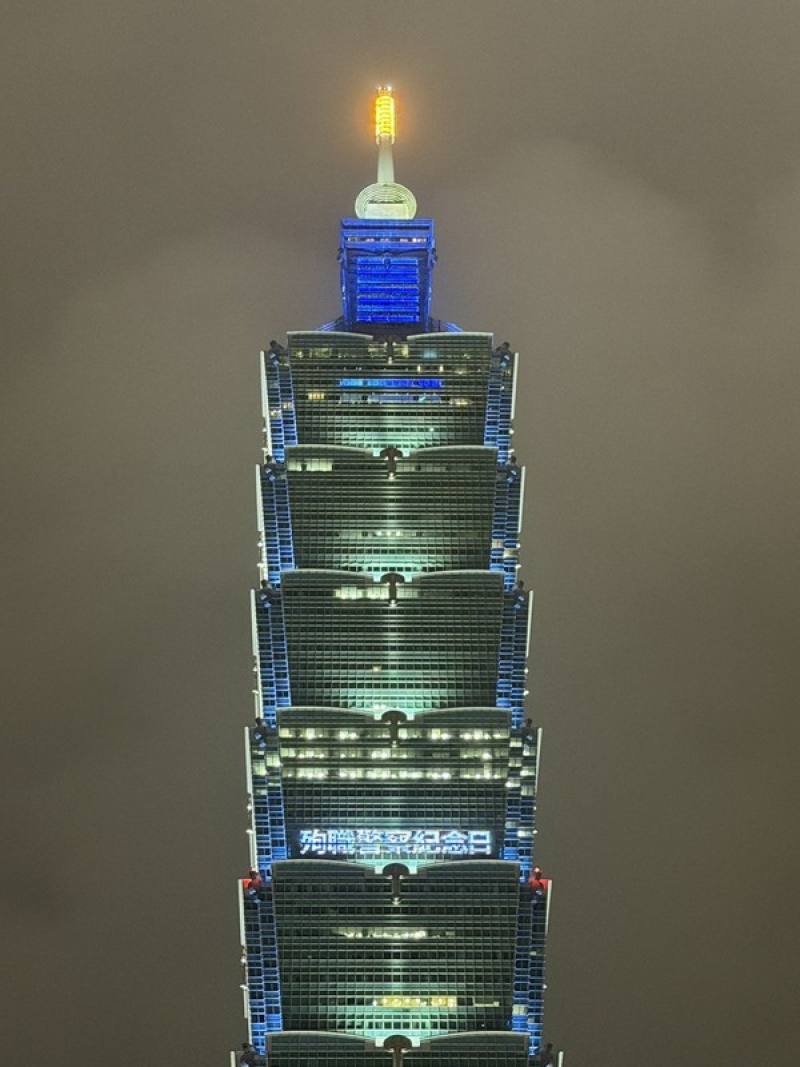 內政部警政署與中華民國警察之友總會，7日晚間在台北101大樓外牆點燈響應「殉職警察國際紀念日」活動。（警政署提供）