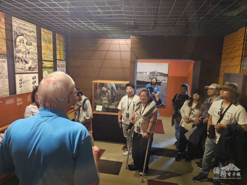 大家專心聆聽專業導覽志工精彩描述紐西蘭移民史