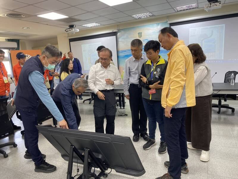 2026台灣燈會在嘉義，因應賞燈人潮和車潮，縣府提出接駁能量等需求，交通部次長陳彥伯（前左3）8日指示相關單位接駁增援、優化現場動線。（交通部提供）