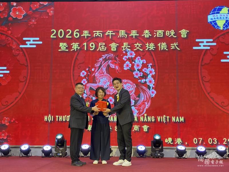 新舊任會長交接(左一為現任會長許志誠、右一為新任會長洪喬偉)