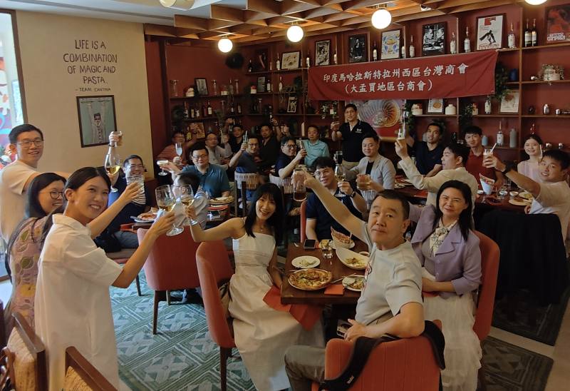 全體與會人員舉杯祝賀新春愉快