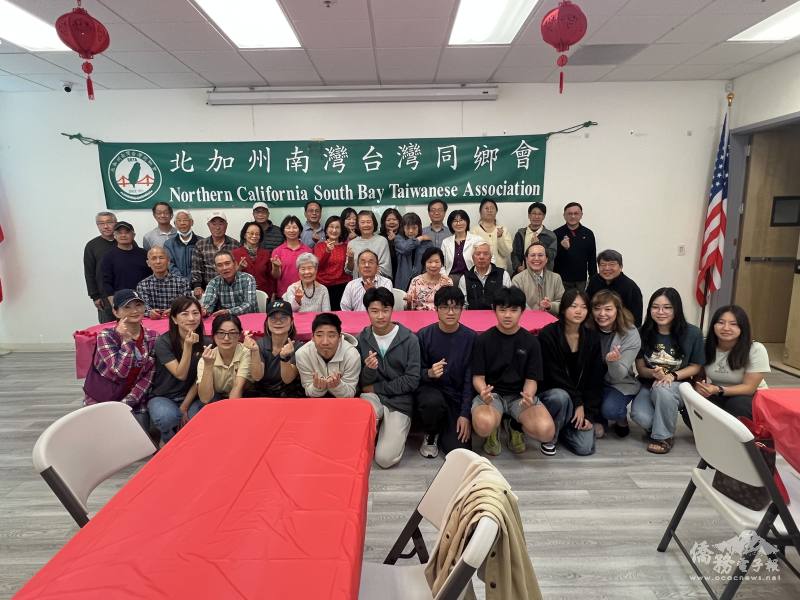 青年生力軍(前排)與鄉親合影