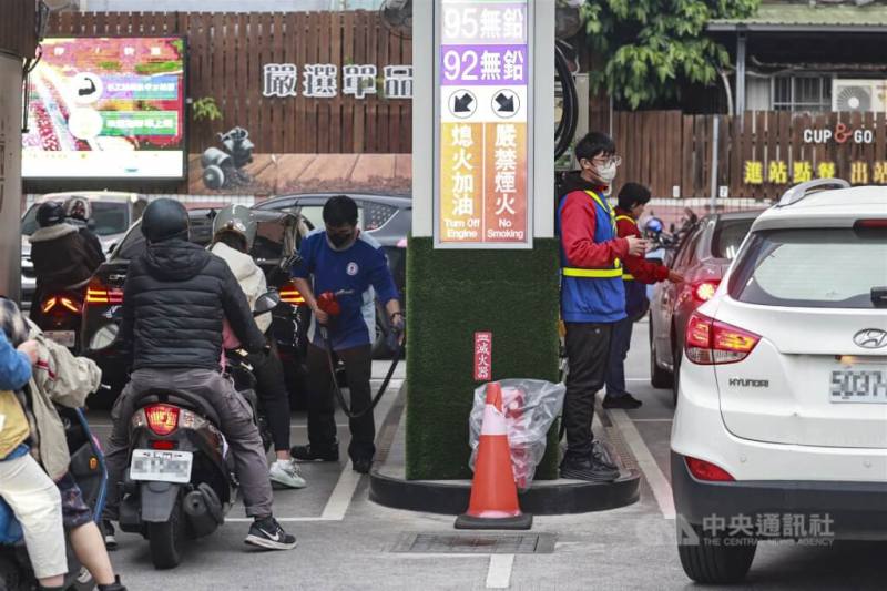 主計總處指出，國內油價調漲5%，對3月消費者物價指數（CPI）直接影響約為0.11個百分點。圖為台北市一處加油站有不少機車、汽車排隊等候加油。（中央社檔案照片）